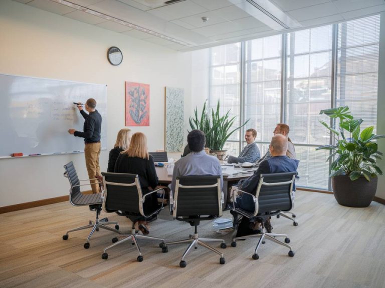 « Comment les entreprises peuvent s&rsquo;adapter aux nouvelles taxes sur le numérique en 2024 »